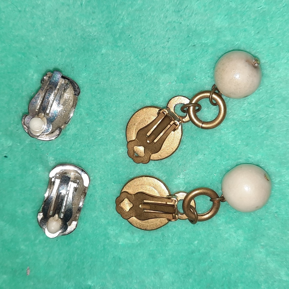 Elegant Vintage 2 Pairs Silver & White, Brassy Gold color Clips - Picture 2 of 7